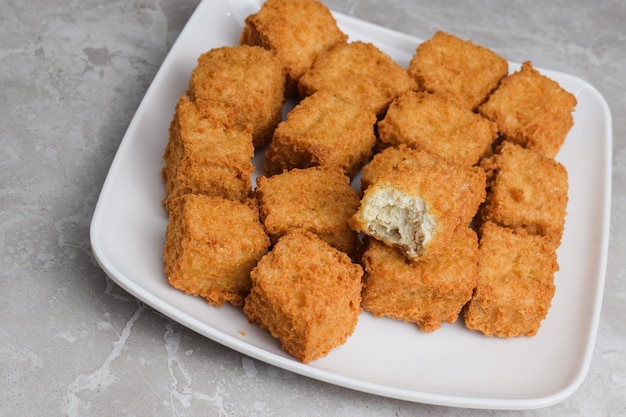 Köstlicher gebratener Tofu auf Platte