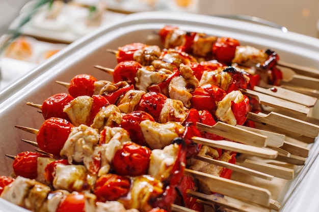 Köstlicher gebratener Truthahn oder Hühnchen-Kebab-Spieße Fleischgrill auf Tonschale mit ausgelegten Tomaten