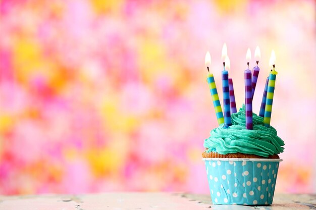 Foto köstlicher geburtstags-cupcake auf hellem hintergrund