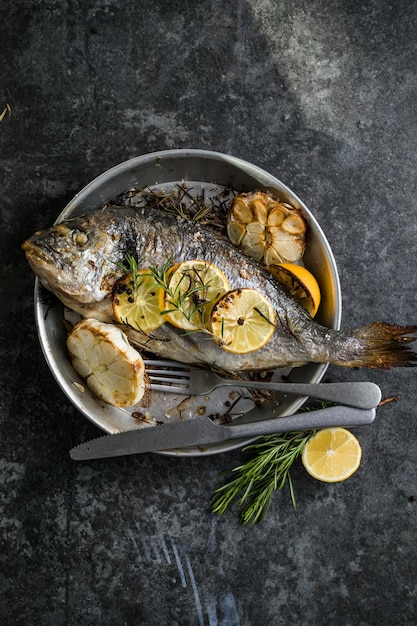 Köstlicher gegrillter Dorado-Fisch mit Zitrone und Petersilie