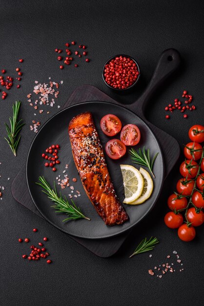 Köstlicher gegrillter roter Lachsfisch mit Sauce, Sesamsamen, Gewürzen und Kräutern