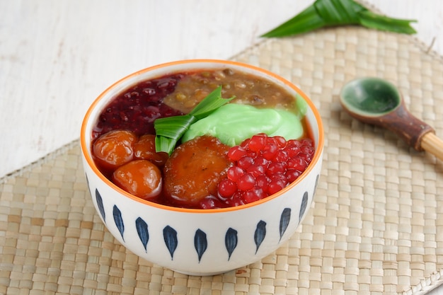 Köstlicher gemischter Haferbrei oder Bubur Kampiun ist das Besondere von Minang Kolak wird oft während des Ramadan gefunden