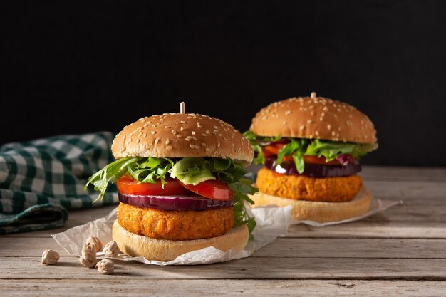 Köstlicher gesunder Kichererbsenburger. Alternative Diät. Veganismus-Lebensmittelkonzept.