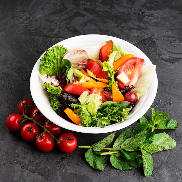Köstlicher gesunder Salat auf grunge Hintergrund
