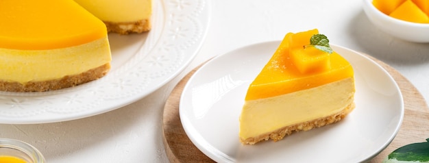 Köstlicher glasierter Mango-Käsekuchen ohne gebackenen Käsekuchen mit frisch gewürfeltem Mango-Fruchtfleisch auf hellem Tischhintergrund