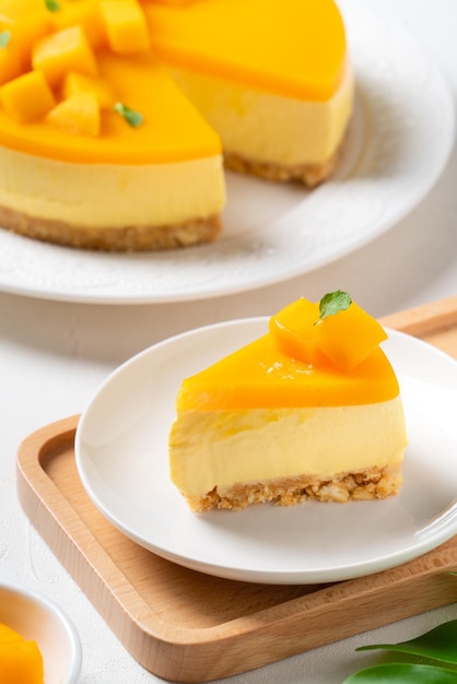 Köstlicher glasierter Mango-Käsekuchen ohne gebackenen Käsekuchen mit frisch gewürfeltem Mango-Fruchtfleisch auf hellem Tischhintergrund