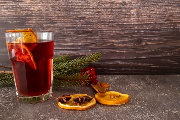 Köstlicher Glühwein auf Holztisch, Platz für Text