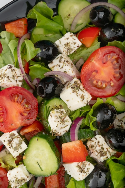 Köstlicher griechischer Salat auf einem Plattenmakrodetail