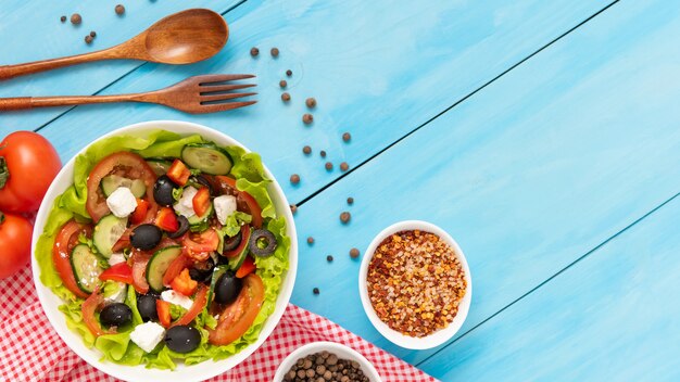 Köstlicher griechischer Salat aus frischen Tomaten, Gurken und Kräutern mit Feta-Käse.