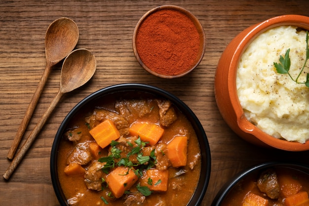 Foto köstlicher gulasch-eintopf auf dem tisch