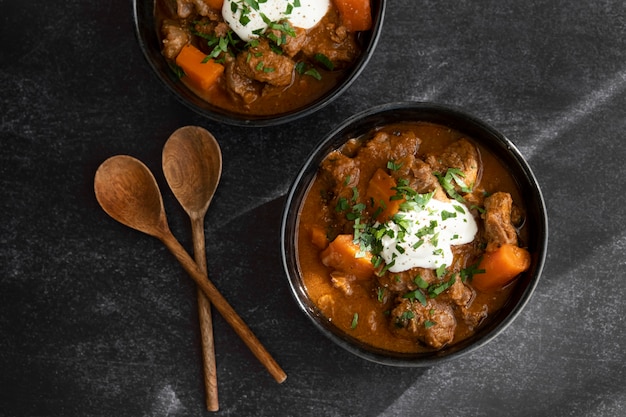 Foto köstlicher gulasch-eintopf auf dem tisch