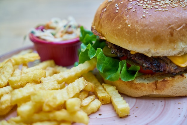 Köstlicher Hamburger auf dem Tisch