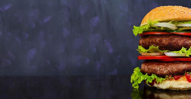 Foto köstlicher handgefertigter burger auf dunklem hintergrund banner