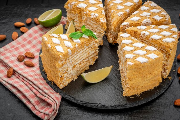 Köstlicher hausgemachter Honigkuchen auf dem Tisch