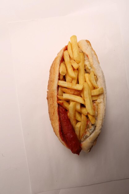 Köstlicher hausgemachter Hotdog auf dem Tisch mit Pommes Frites