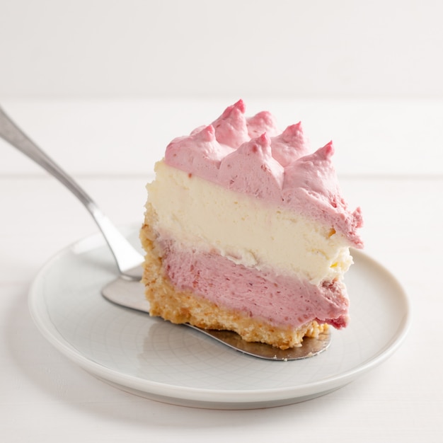 Köstlicher hausgemachter Käsekuchen mit Beeren auf Holztisch.