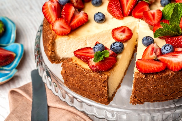 Köstlicher hausgemachter Käsekuchen mit Erdbeeren Lebensmittelrezepthintergrund. Nahansicht