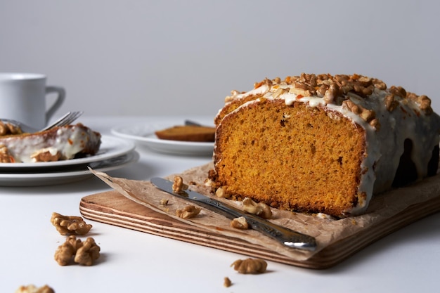 Köstlicher hausgemachter Karottenkuchen mit Nüssen für Snacks auf Holztisch Lebensmittelkonzept