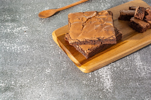 Köstlicher hausgemachter Schokoladenbrownie über dem Tisch, köstliches, leckeres Dessert