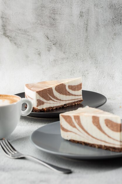 Köstlicher hausgemachter Schokoladenkuchen mit Hüttenkäse-Zebra-Marmorkuchen