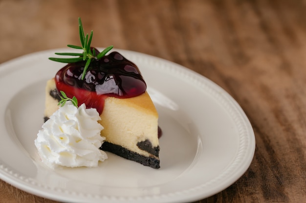 Köstlicher Heidelbeer-New York-Käsekuchen und Schlagsahne Selbst gemachte Bäckerei für Café oder Geburtstagstorte.