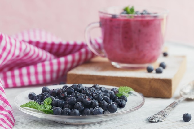 Köstlicher Heidelbeer-Smoothie mit frischen Beeren