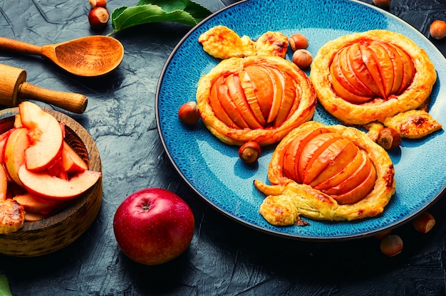 Köstlicher Herbstkuchen mit Äpfeln und Haselnusspaste. Apfel-Minikuchen. Herbstdessert.