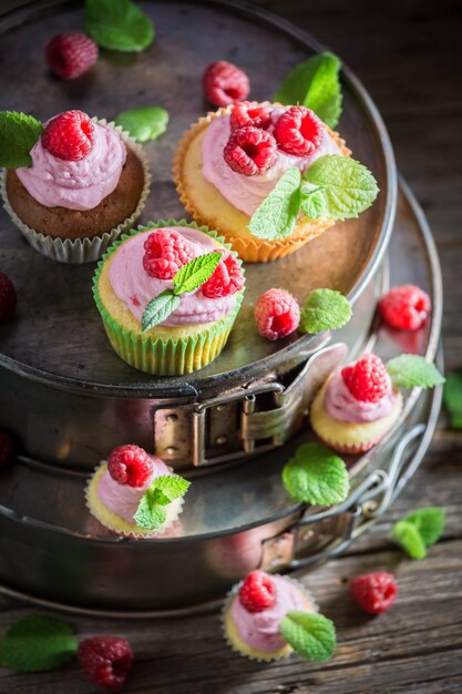 Köstlicher Himbeermuffin aus Sahne und Früchten