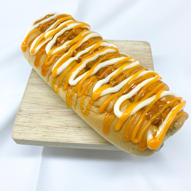 Köstlicher Hot Dog mit Soße auf weißem Hintergrund
