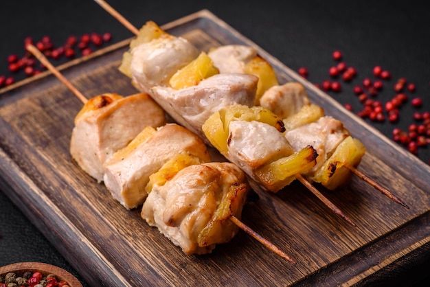 Köstlicher Hühner- oder Truthahn-Kebab mit Ananasstücken auf Spitzen