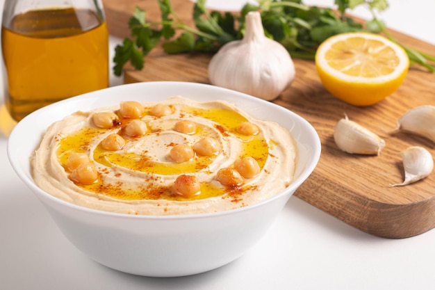 Köstlicher Hummus mit Kichererbsen-Olivenöl-Zitrone und Fladenbrot Vegetarisches Essenskonzept