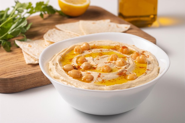 Köstlicher Hummus mit Kichererbsen-Olivenöl-Zitrone und Fladenbrot Vegetarisches Essenskonzept