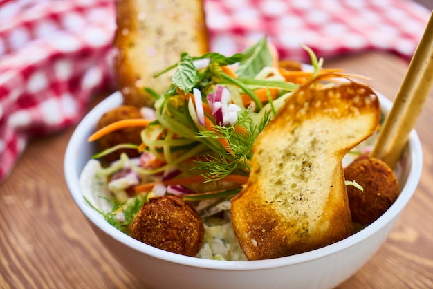 Köstlicher italienischer Salat mit Brot