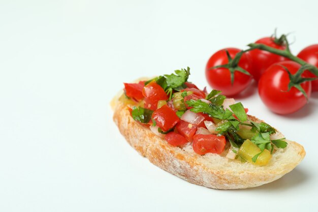 Köstlicher italienischer Snack Bruschetta und Tomaten auf weißem Hintergrund