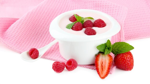 Köstlicher Joghurt mit Beeren, isoliert auf weiss