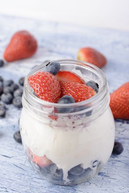 Foto köstlicher joghurt mit blaubeeren und erdbeernahaufnahme.