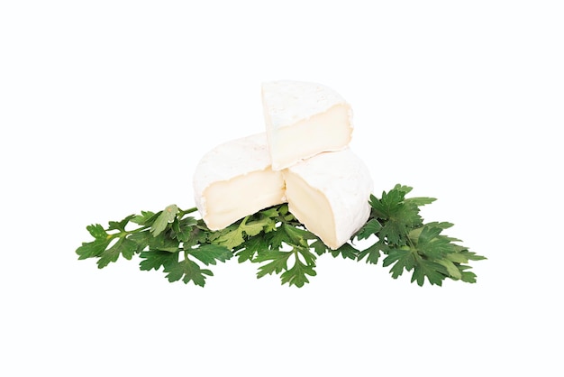 Köstlicher Käse mit Petersilie auf weißem Hintergrund