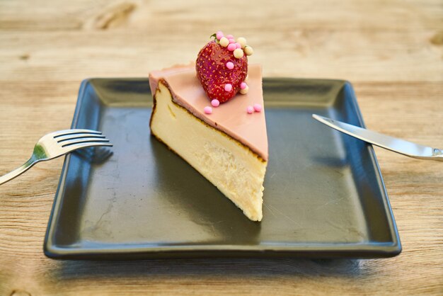 Köstlicher Käsekuchen auf dem Holztisch