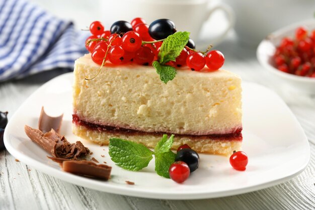 Köstlicher Käsekuchen mit Beeren auf Tischnahaufnahme