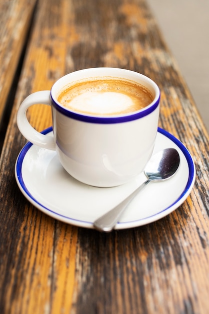 Foto köstlicher kaffee des hohen winkels auf tisch