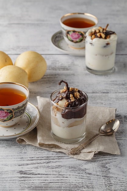 Köstlicher Kaffee mit Birneneisdessert