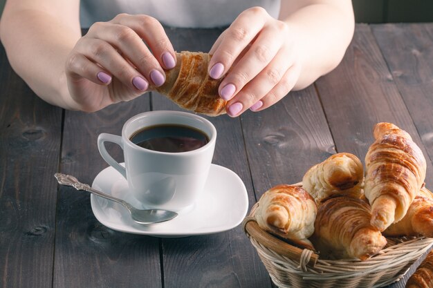 Köstlicher Kaffee mit Croissant