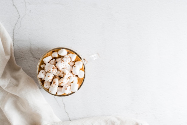 Köstlicher Kaffee mit Marshmallows in einer Tasse auf dem Tisch Lifestyle Entspannung zu Hause Draufsicht Kopierbereich