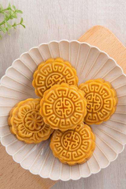 Köstlicher kantonesischer Mondkuchen für MidAutumn Festival Food Mooncake auf Holztischhintergrund