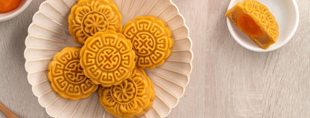 Köstlicher kantonesischer Mondkuchen für MidAutumn Festival Food Mooncake auf Holztischhintergrund