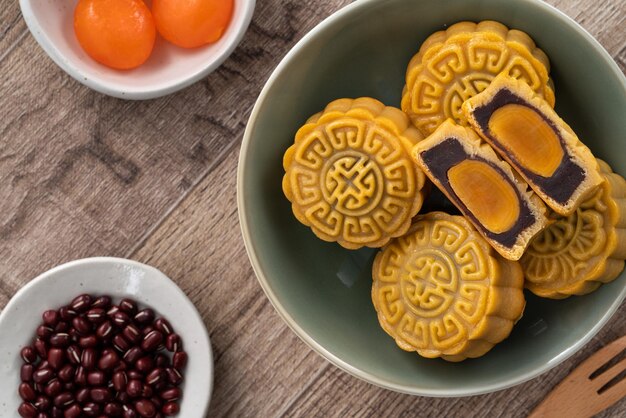 Köstlicher kantonesischer Mondkuchen für MidAutumn Festival Food Mooncake auf Holztischhintergrund