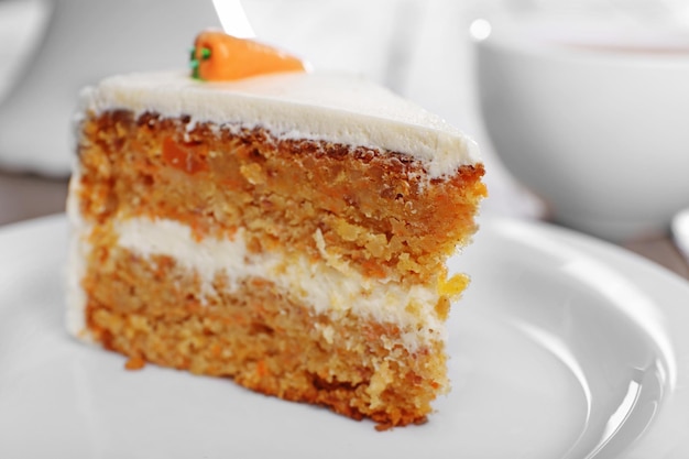 Köstlicher Karottenkuchen auf dem Teller in der Nähe