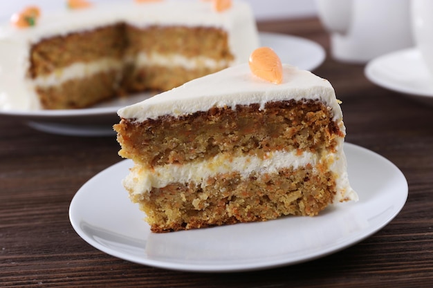 Köstlicher Karottenkuchen auf Holztisch