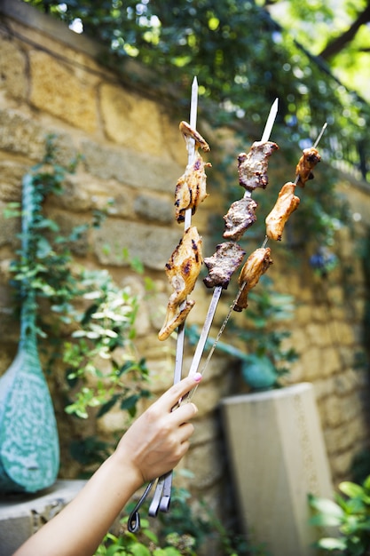 Köstlicher Kebab im Freien zubereitet.