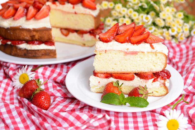 Köstlicher Kekskuchen mit Erdbeeren auf Tischnahaufnahme